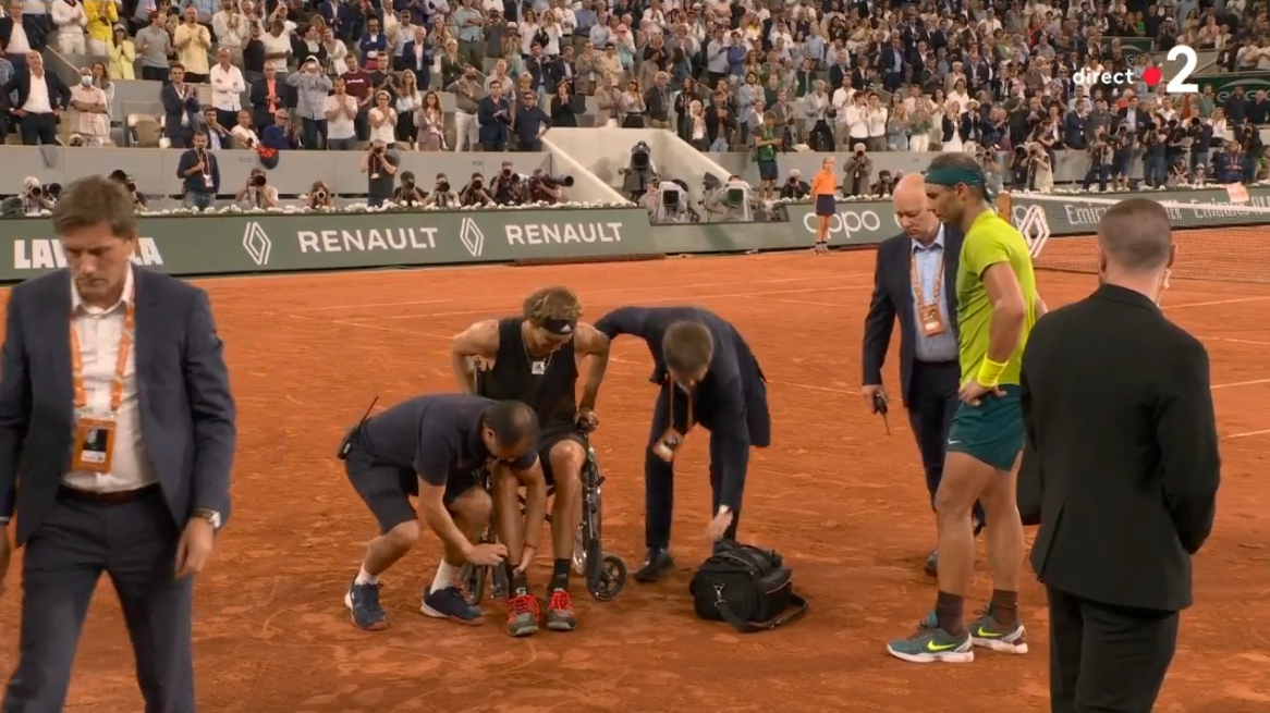 Les images fortes de la fin du match entre Zverev et Nadal en demi-finales de Roland-Garros 2022.