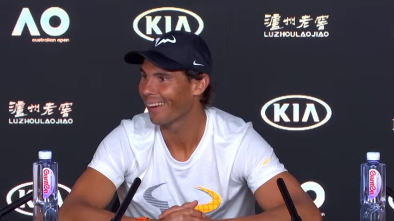 Rafa Nadal rigole et chambre en voyant un journaliste dormir en conférence de presse à l'Open d'Australie.