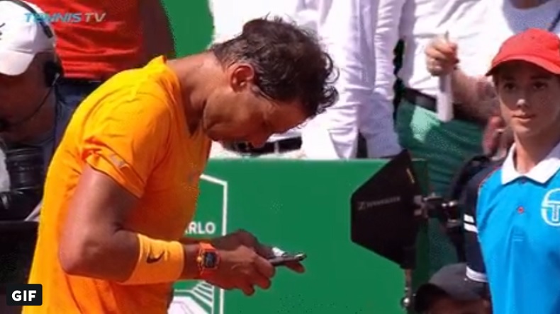 Rafa Nadal demande du rab à Carlos Moya après sa victoire en demi-finales à Monte-Carlo. Rafa Nadal demande du rab à Carlos Moya après sa victoire en demi-finales à Monte-Carlo.