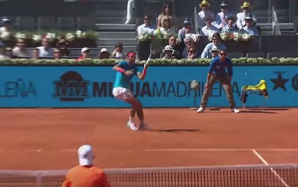 Rafael Nadal va recevoir une standing ovation pour ce lob.