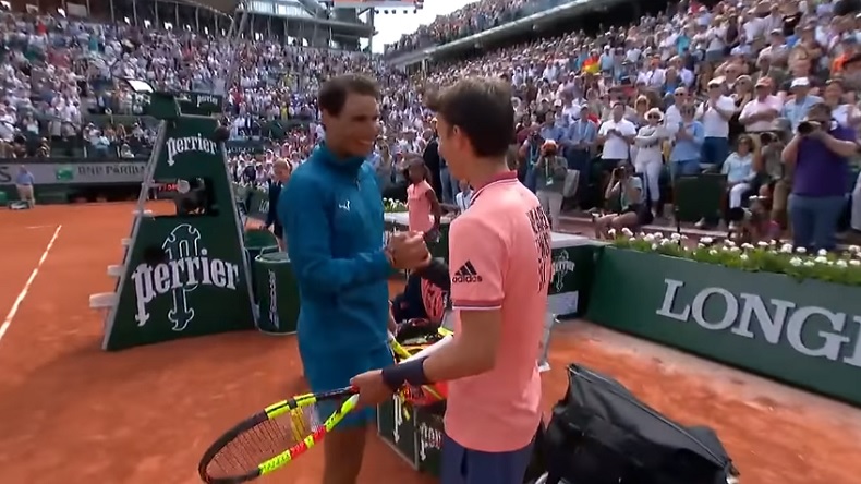 Nadal offre un souvenir inoubliable à un ramasseur à Roland-Garros. Rafael Nadal a offert un moment fort à ce ramasseur de balles à Roland-Garros.