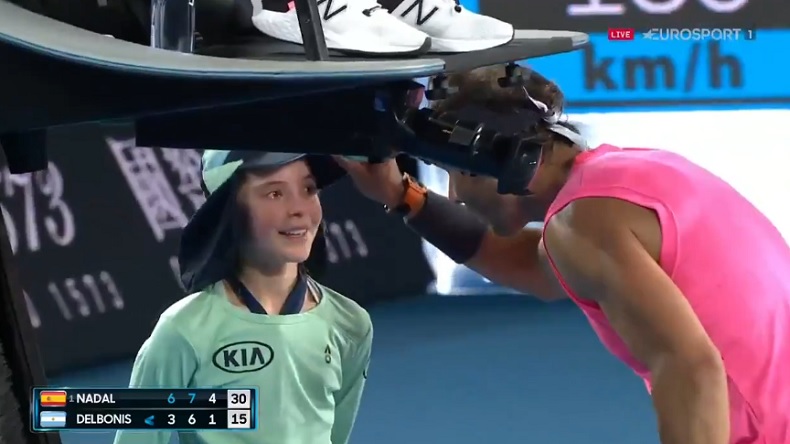 Rafael Nadal prend des nouvelles de la ramasseuse, après lui avoir envoyé une balle dans la tête, à l'Open d'Australie.