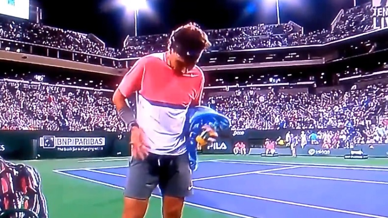 Rafael Nadal a eu un petit accident au Masters 1000 d'Indian Wells 2014. Rafael Nadal a eu un petit accident au Masters 1000 d'Indian Wells 2014.