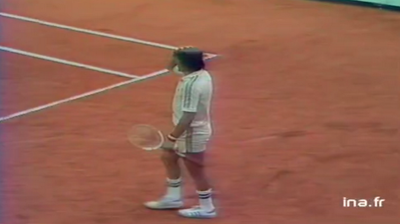 En 1981, lors de son troisième tour à Roland-Garros, le fantasque Ilie Nastase avait amusé la galerie en empruntant la casquette d'un juge de ligne.