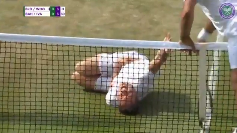 Neymar honoré à Wimbledon par Jonas Björkman lors du tournoi des légendes.