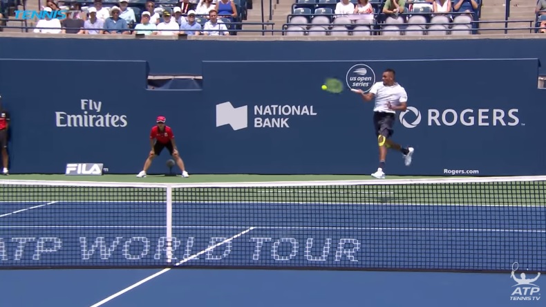 Ce coup droit sauté de Nick Kyrgios à Toronto est indécent. Ce coup droit sauté de Nick Kyrgios à Toronto est indécent.