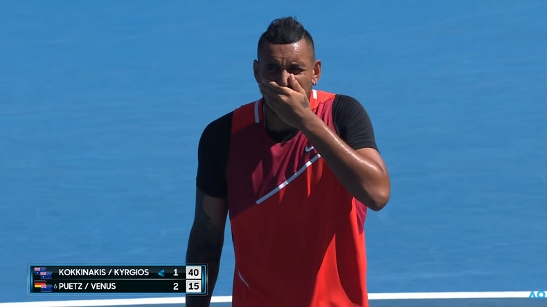 Gêné d'avoir touché un enfant sur un smash, Nick Kyrgios va se faire pardonner en lui offrant une raquette.