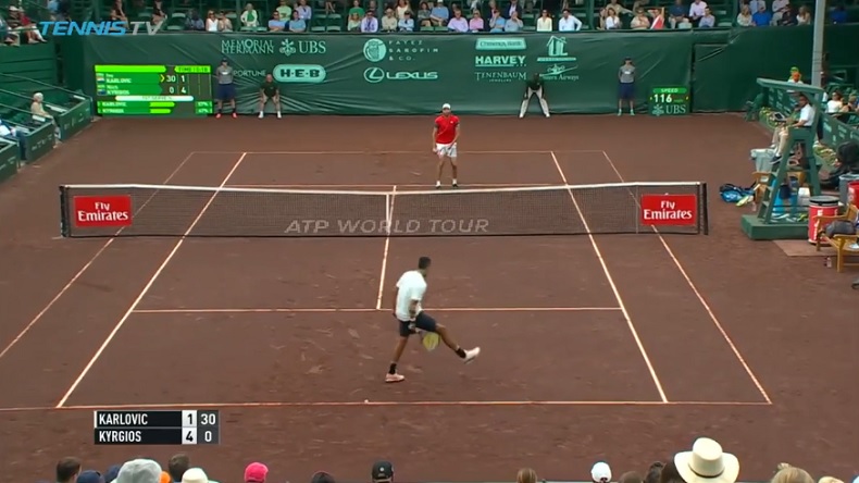Feinte, volée entre les jambes, Nick Kyrgios dans ses œuvres à Houston. Feinte, volée entre les jambes, Nick Kyrgios dans ses œuvres à Houston.