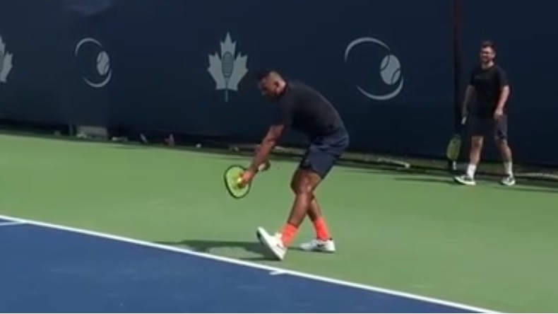 Nick Kyrgios imite huit joueurs au service. L'Australien est doué ! Nick Kyrgios imite huit joueurs au service. L'Australien est doué !