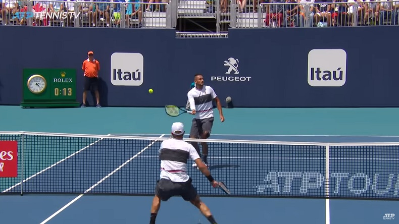 Nick Kyrgios gagne un point de légende contre Borna Coric à Miami avec une feinte du regard à la volée, puis un tweener.