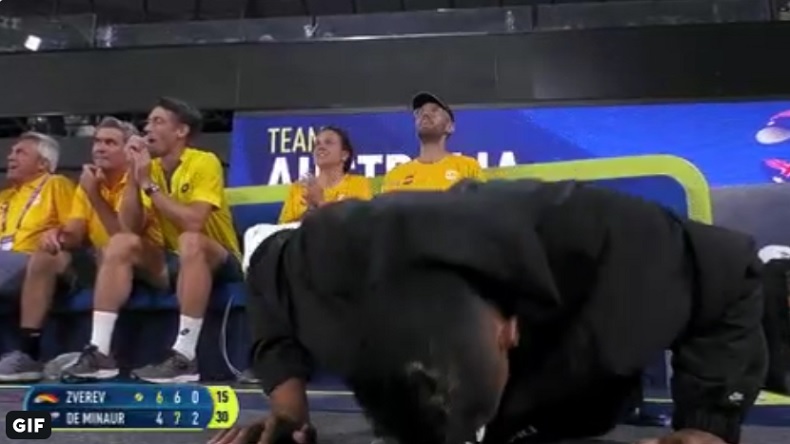 Nick Kyrgios fait des pompes à chaque double faute d'Alexander Zverev à l'ATP Cup 2020.