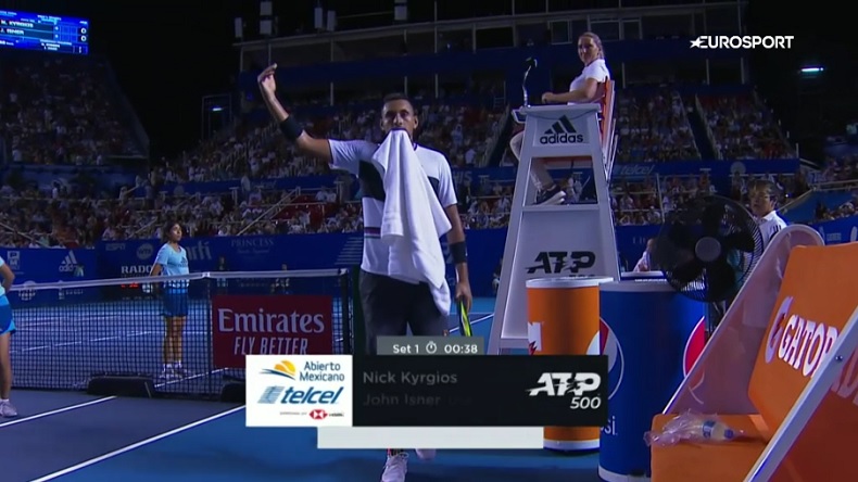 Nick Kyrgios demande plus de sifflets au public d'Acapulco, après l'avoir provoqué sur une balle de break.