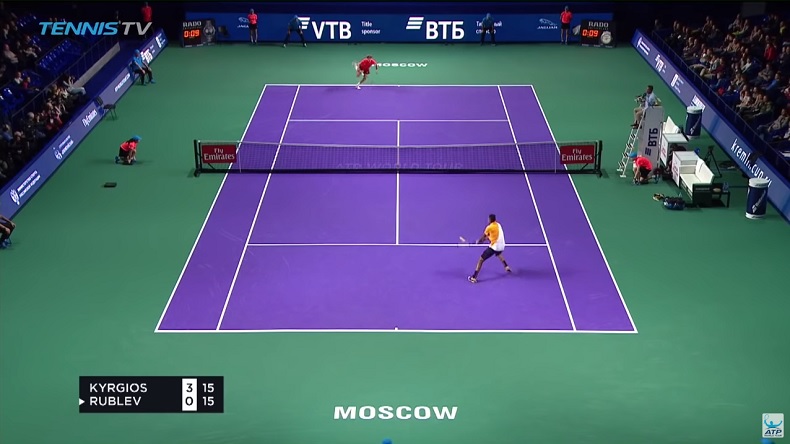 Ce "SABR" de Nick Kyrgios sur le service de Rublev à Moscou est hallucinant.