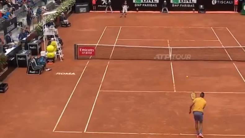 Nick Kyrgios sert à la cuillère dès le premier point du match contre Medvedev au tournoi de Rome 2019. Le début du show.