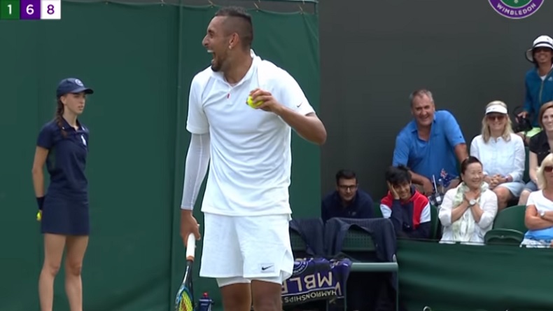 Un moment marrant sur balle de set dans le tie-break entre Nick Kyrgios et un spectateur à Wimbledon.