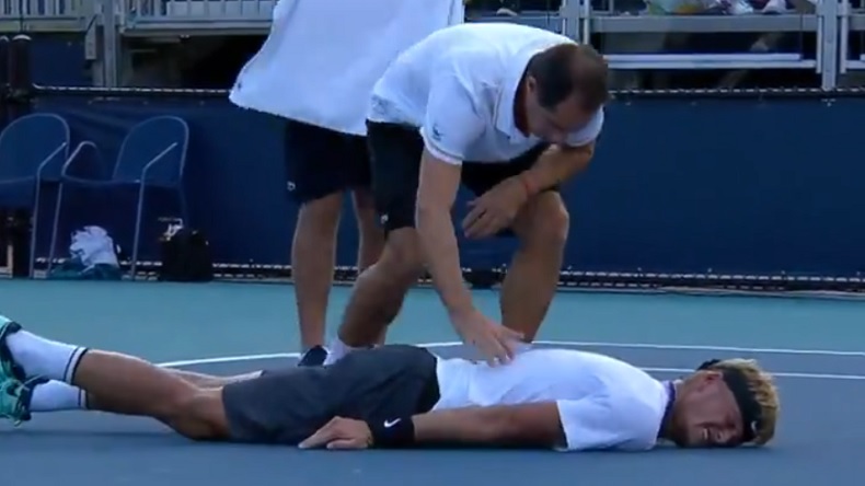 Nicola Kuhn, perclus de crampes, ne peut plus bouger au Masters 1000 de Miami 2019.
