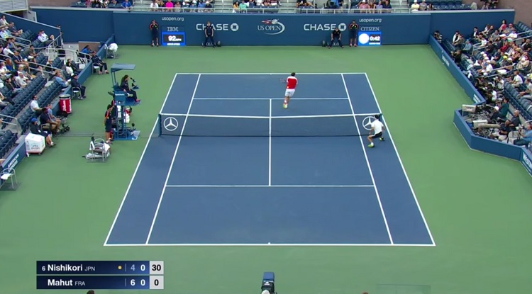 Nicolas Mahut fait une volée réflexe à 360°.