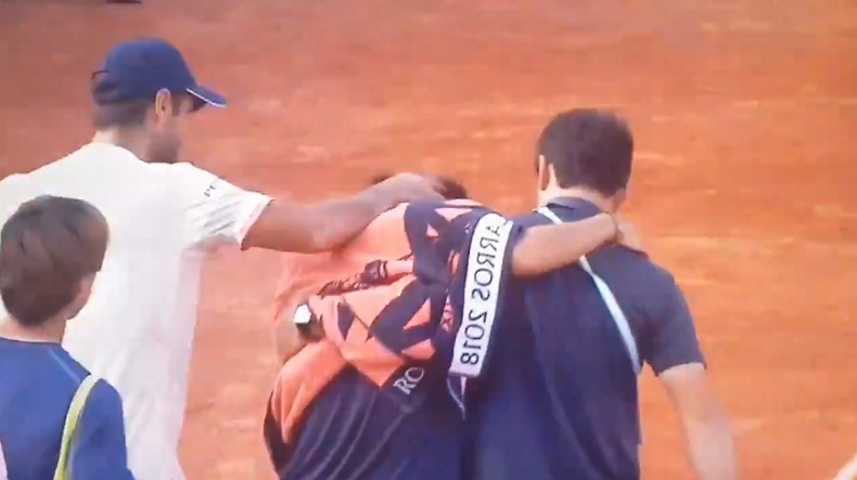 L'image forte de Nishioka quittant le court, après un match épique contre Verdasco à Roland-Garros.