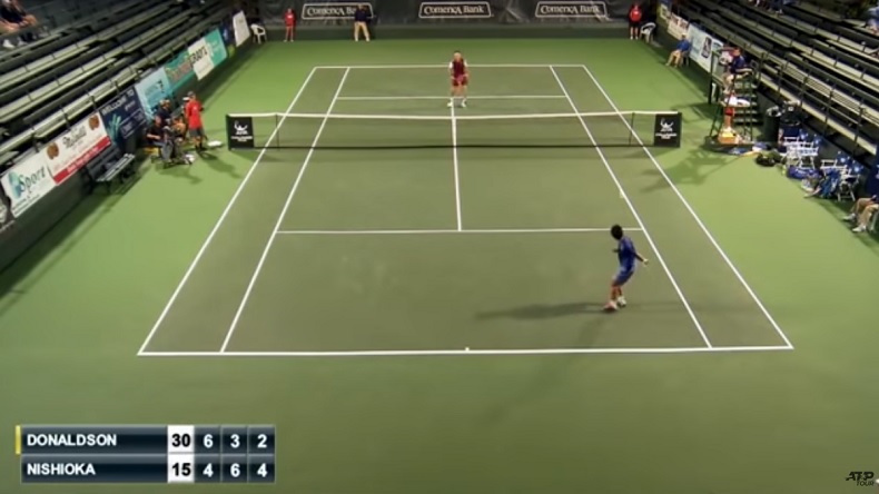 Yoshihito Nishioka marque un des plus beaux points de l'histoire du circuit Challenger, à Aptos, en 2015.