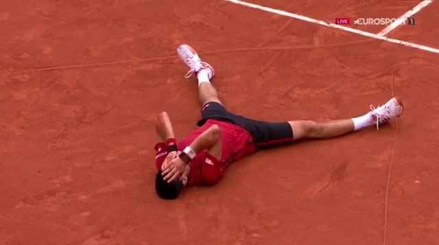 Comme Gustavo Kuerten en 2001, Novak Djokovic dessine un coeur