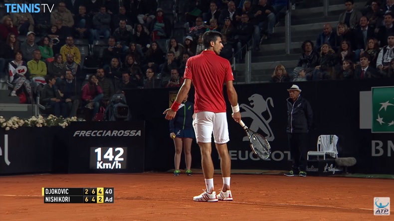 Etourdi, Novak Djokovic s'apprête à servir avec un cordage explosé. Etourdi, Novak Djokovic s'apprête à servir avec un cordage explosé.