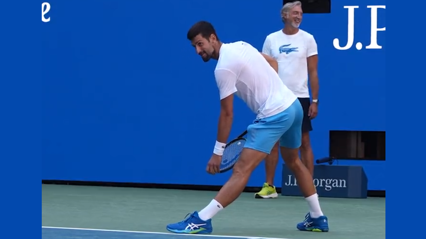 Novak Djokovic imite son entraîneur Goran Ivanisevic lors d'un entraînement à l'US Open 2023.