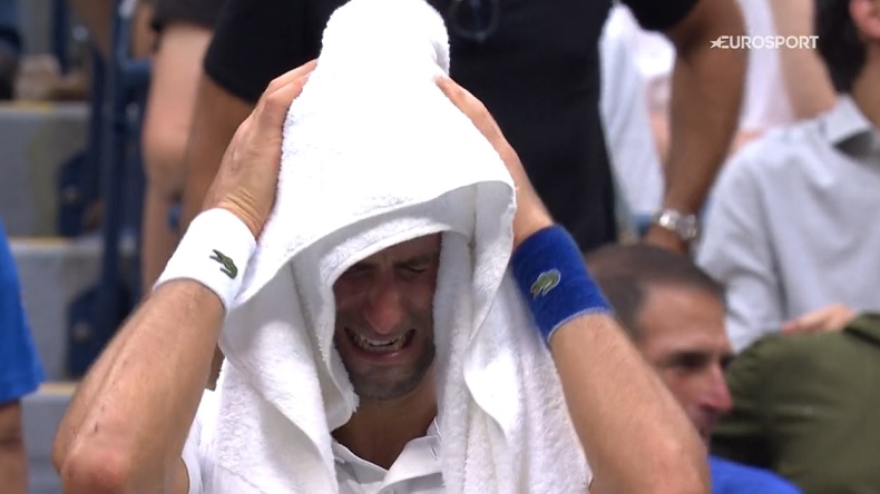 Novak Djokovic, en larmes, au dernier changement de côté, après avoir reçu une ovation en finale de l'US Open 2021.
