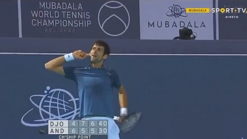 Novak Djokovic célèbre sa victoire à l'exhibtion d'Abu Dhabi 2019 après une balle de match phénoménale.