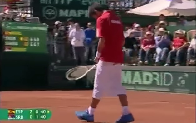 Comme le grand Marat Safin, Novak Djokovic baisse son short après un point.