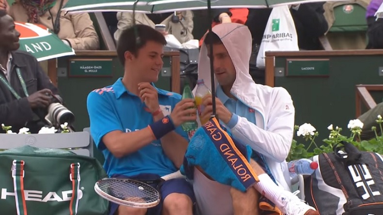 Novak Djokovic trinque avec un ramasseur à Roland-Garros.