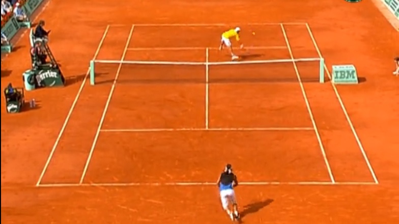 Paul-Henri Mathieu conclut ce point d'anthologie contre Nadal à Roland par une délicieuse volée rétro.