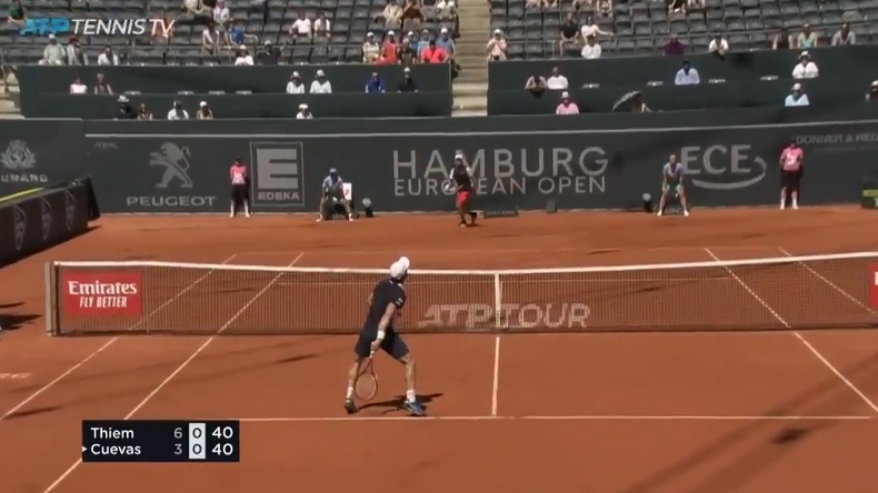 Gros fail de Pablo Cuevas sur un trick shot au tournoi de Hambourg 2019.