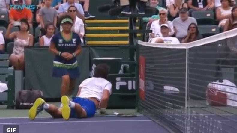 Pablo Cuevas est prêt à tout pour remettre une balle dans le court. Pablo Cuevas est prêt à tout pour remettre une balle dans le court.