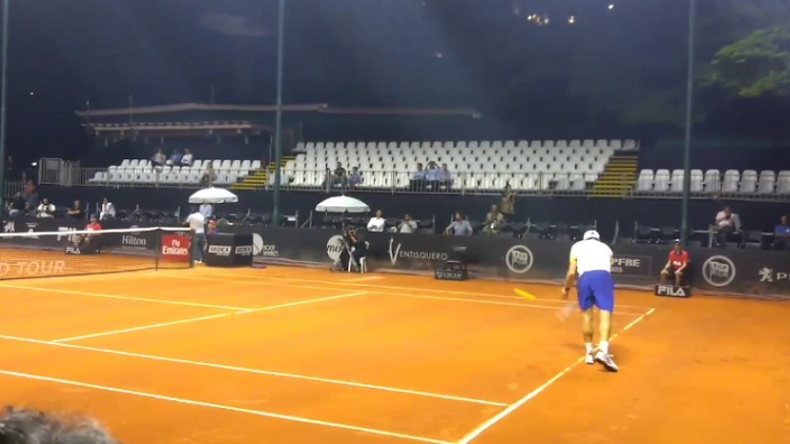 Pablo Cuevas en mode fourbe sur balle de titre à Sao Paulo. Pablo Cuevas en mode fourbe sur balle de titre à Sao Paulo.