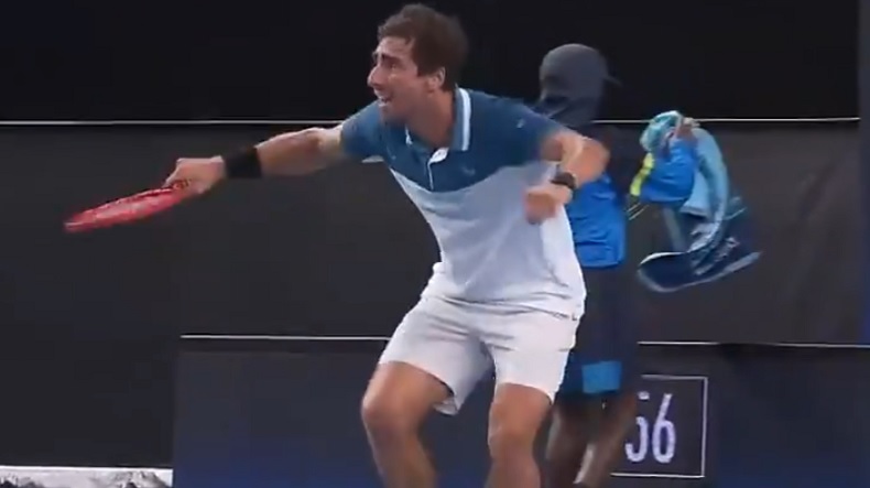 Pablo Cuevas "trolle" l'arbitre, après avoir un pris un avertissement pour non combativité.