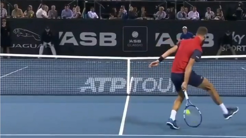 Benoît Paire réussit une superbe volée entre les jambes contre Jannik Sinner à Auckland.