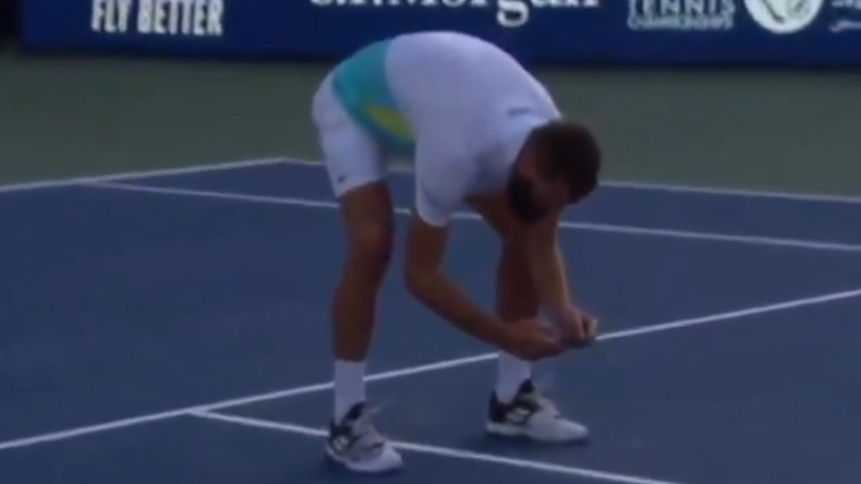 Benoît Paire prend en photo la marque de son ace sur une de ses quatre balles de match sauvées contre Cilic à Dubaï.
