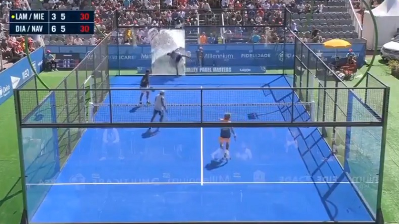 Paquito Navarro, un des meilleurs joueurs de Padel au monde, explose une vitre en plexiglas au Masters du Portugal 2018. Paquito Navarro, un des meilleurs joueurs de Padel au monde, explose une vitre en plexiglas au Masters du Portugal 2018.