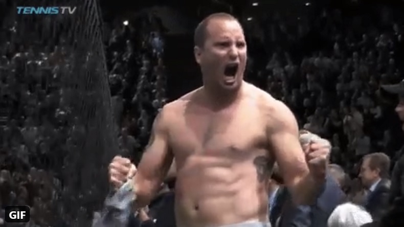 Petar Popovic, torse nu, célèbre la victoire de Filip Krajinovic en demi-finales du Masters de Paris-Bercy 2017.