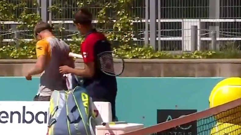 Pierre-Hugues Herbert aide son adversaire Alejandro Davidovich Fokina à se nettoyer après une chute, au Masters de Madrid 2021.