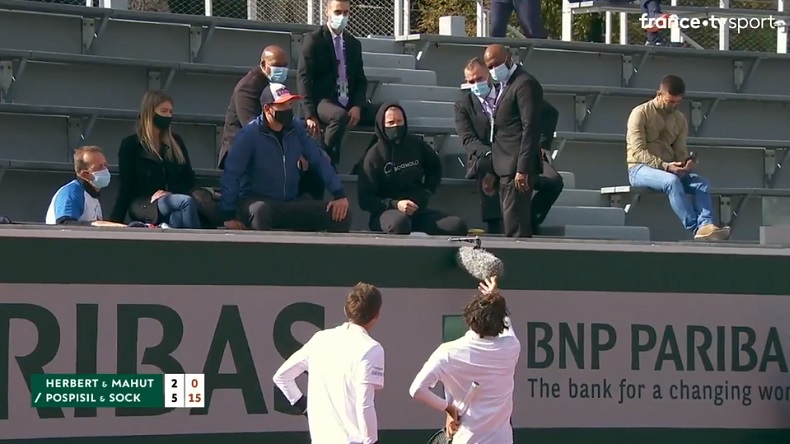 Pierre-Hugues Herbert empêche un agent de sécurité de virer le coach de Jack Sock, en plein double.