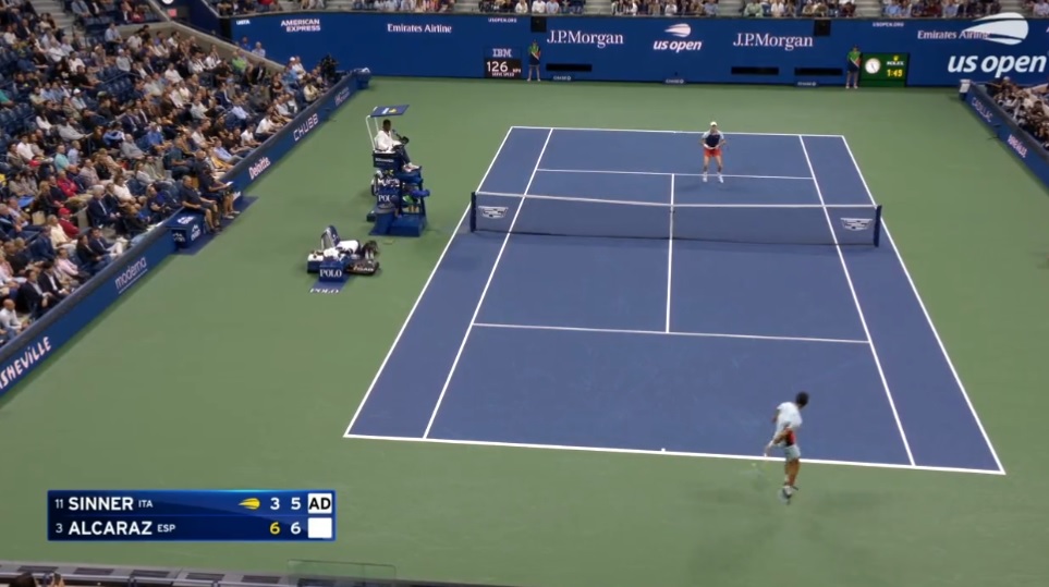 Le point de légende remporté par Carlos Alcaraz contre Jannik Sinner en quarts de finale de l'US Open 2022.