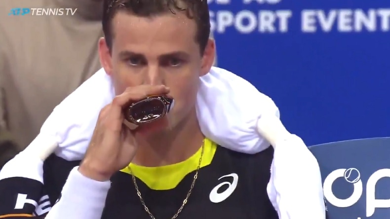 Le Canadien Vasek Pospisil prend des forces en buvant du sirop d'érable au changement de côté. Cliché.