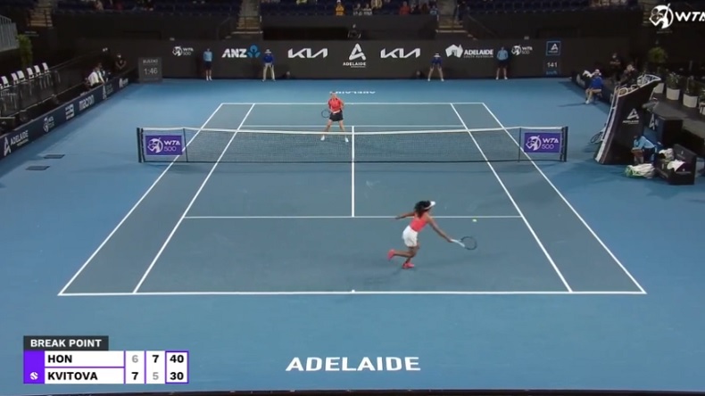 L'Australienne Priscilla Hon gagne un point de légende contre Petra Kvitova grâce à une défense incroyable.