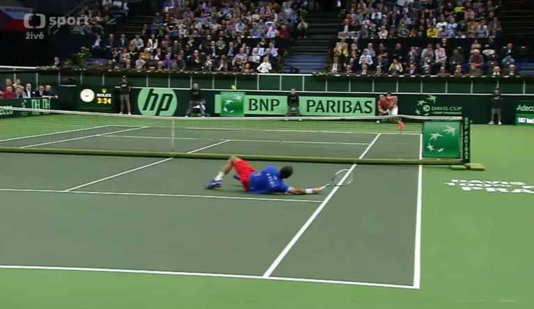 Radek Stepanek met le feu à l'O2 Arena de Prague avec cette volée en plongeant lors de la finale de la Coupe Davis 2012.