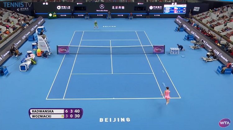 Agnieszka Radwanska conclut un rallye superbe de 36 frappes avec ce coup droit.