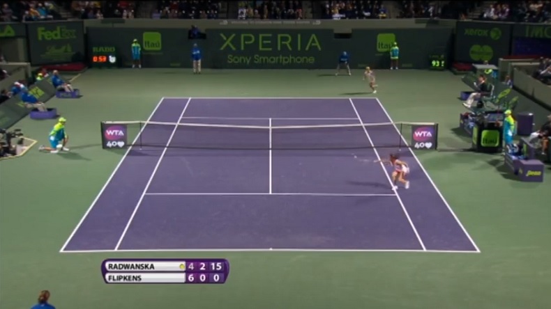 Agnieszka Radwanska signe le point de l'année 2013 au tournoi de Miami avec une volée incroyable.