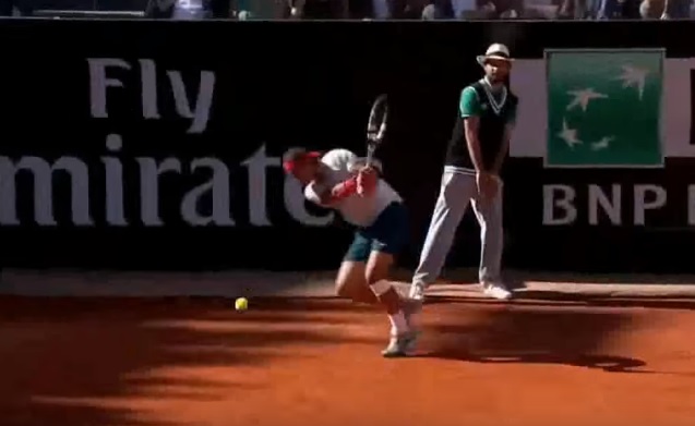 C'est parti pour 35 passings gagnants de Rafa Nadal en revers.