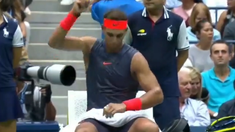 Rafa Nadal s'apprête à balancer sa bouteille sur son genou douloureux, qui le contraindra à l'abandon en demi-finales de l'US Open 2018. Rafa Nadal s'apprête à balancer sa bouteille sur son genou douloureux, qui le contraindra à l'abandon en demi-finales de l'US Open 2018.