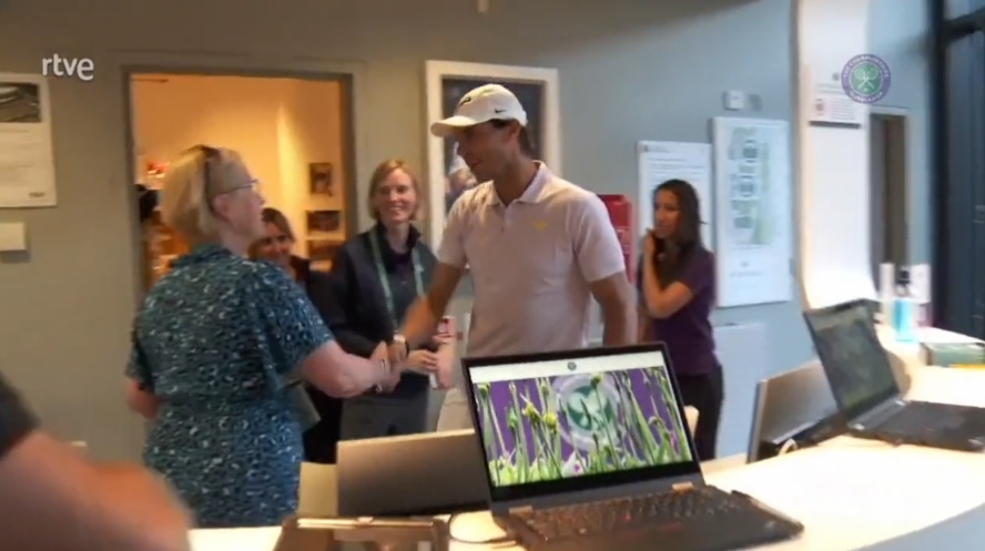 Rafael Nadal prend le temps de saluer les employés de Wimbledon avant son départ.